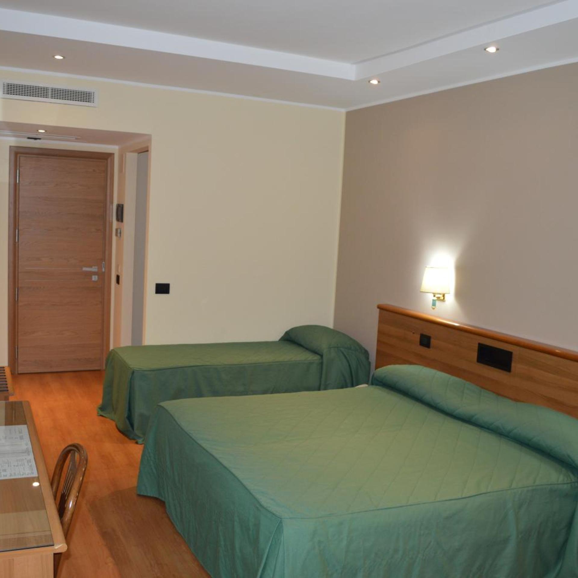 غرفة ثلاثية، Canadian Hotel 6/7