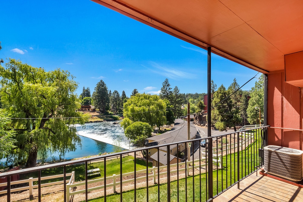Bend Riverside Inn &amp; Suites 33/51