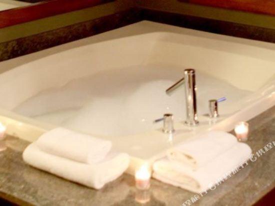 The Champagne Lodge Luxury Suites 24/25
