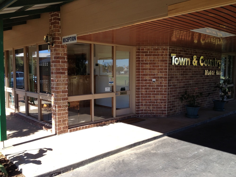 Town &amp; Country Motor Inn Forbes 1/30