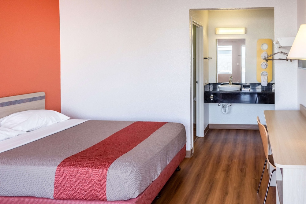 Motel6 Bakersfield, CA - Convention Center 19/37
