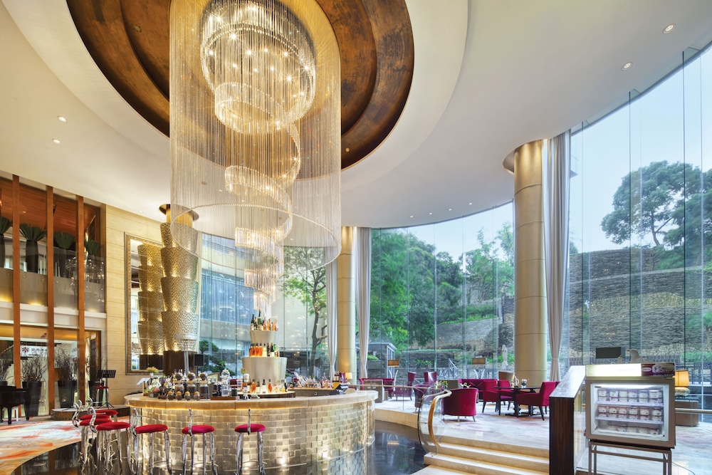 Royal Garden Hotel 12/69