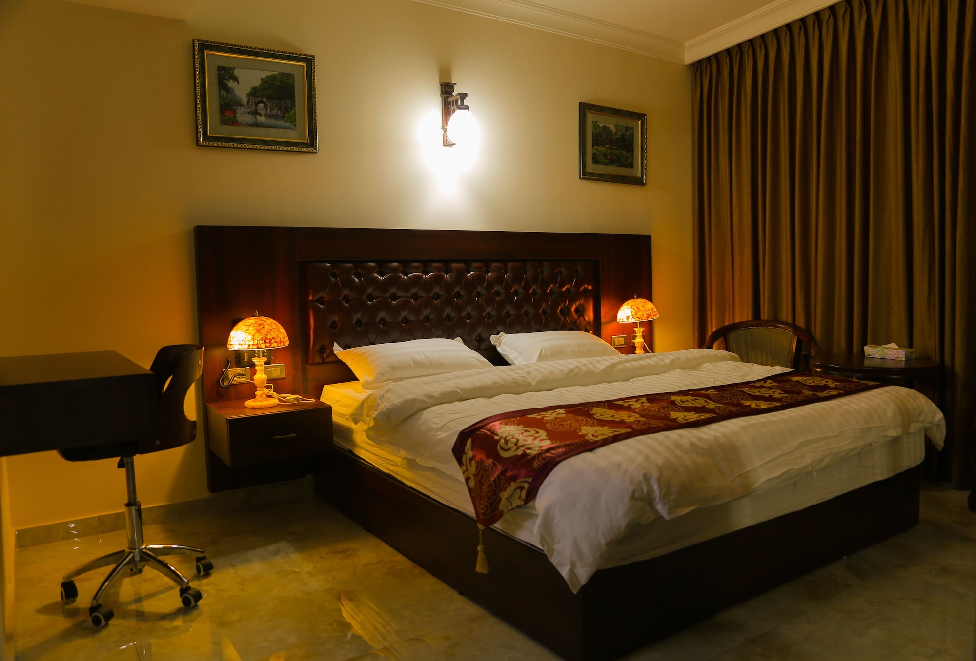 SUITE, KING BED