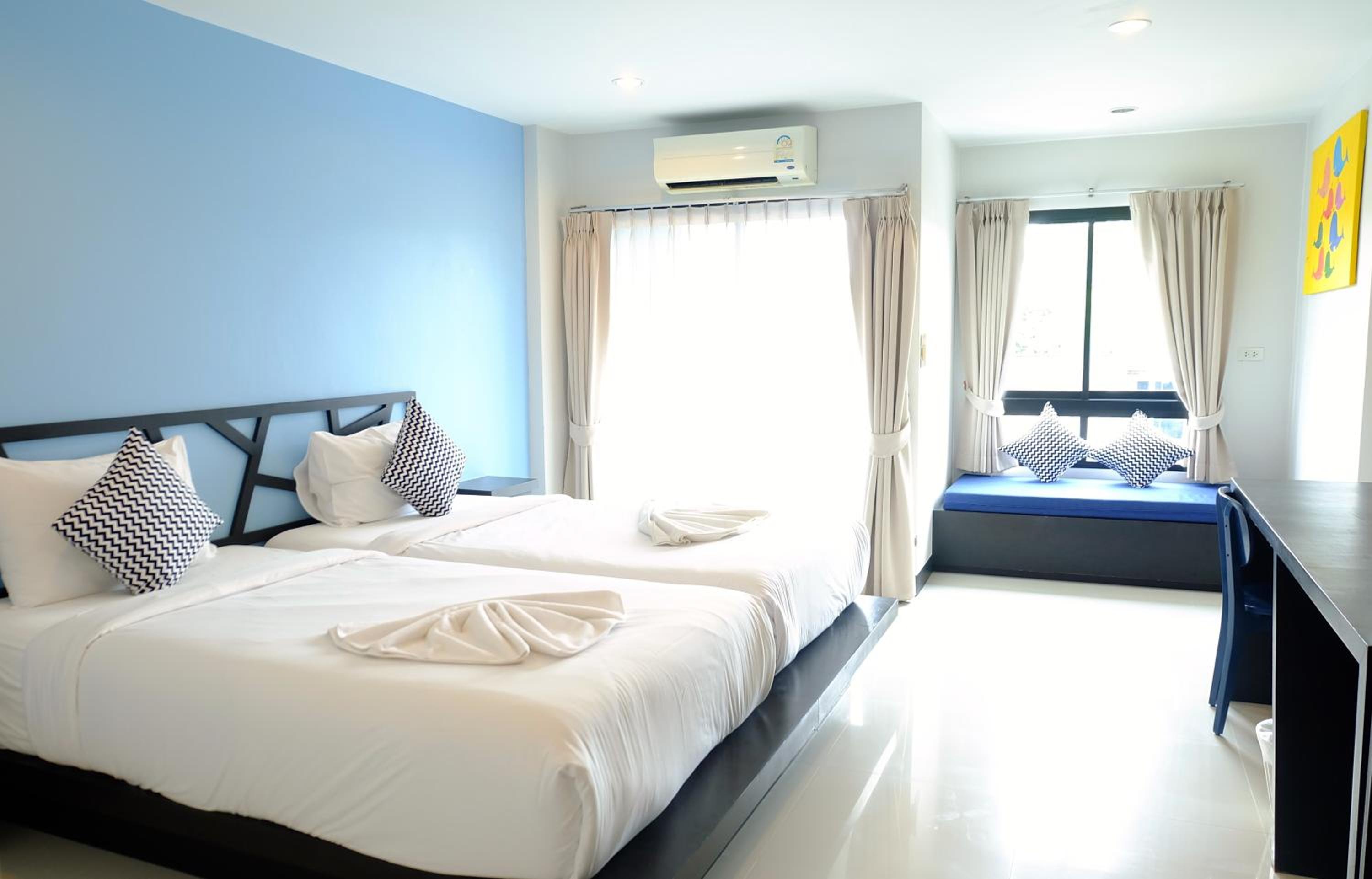 Deluxe, Twin Beds, City View
