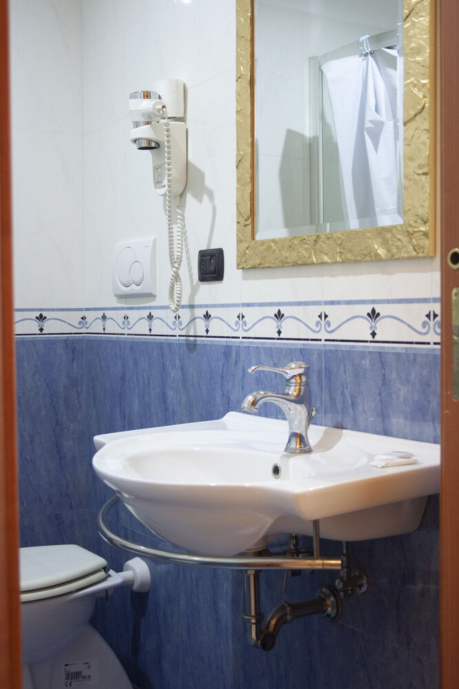 Caroline Suite 33/35