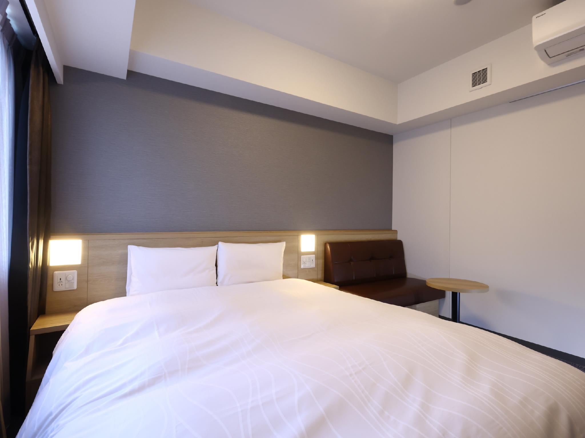 Moderate, Queen Bed