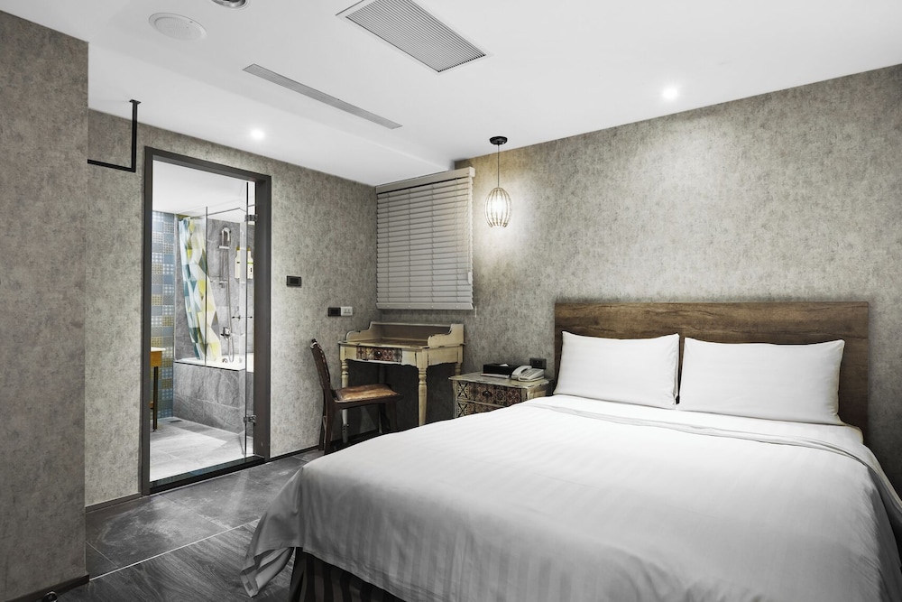 Lan Kwai Fong Garden Hotel 20/66