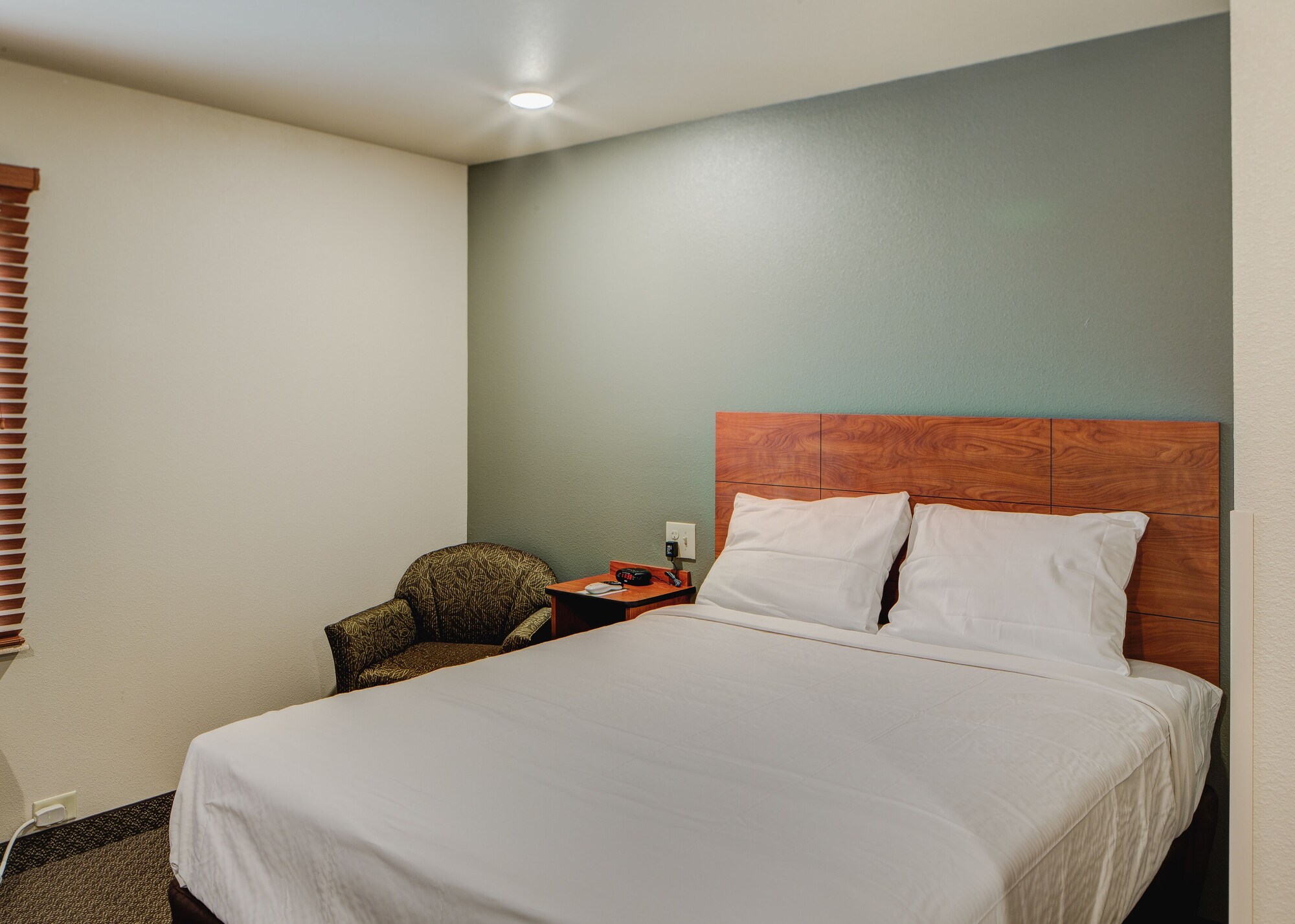 غرفة قياسية بسرير كوين للمدخنين