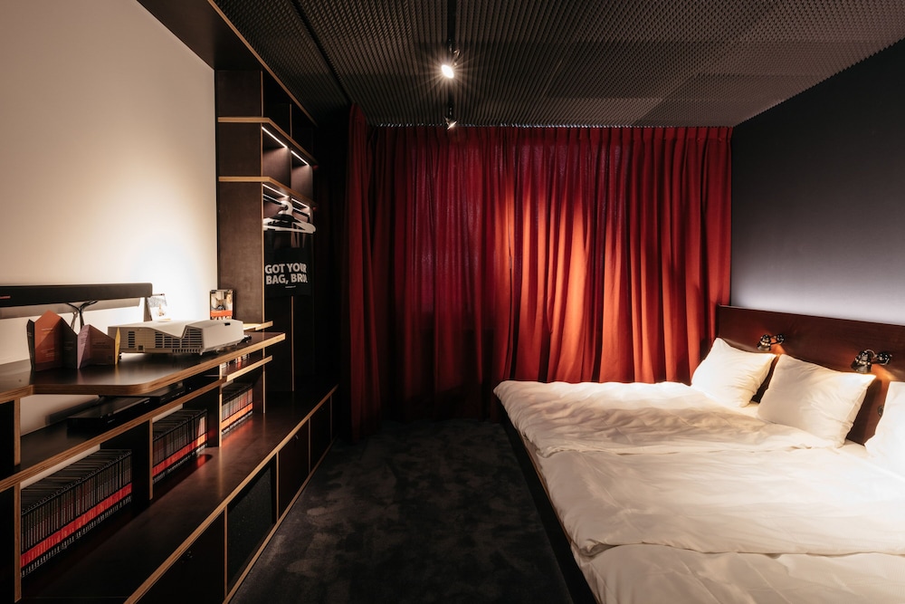 Cinema, Studio, 5 Beds