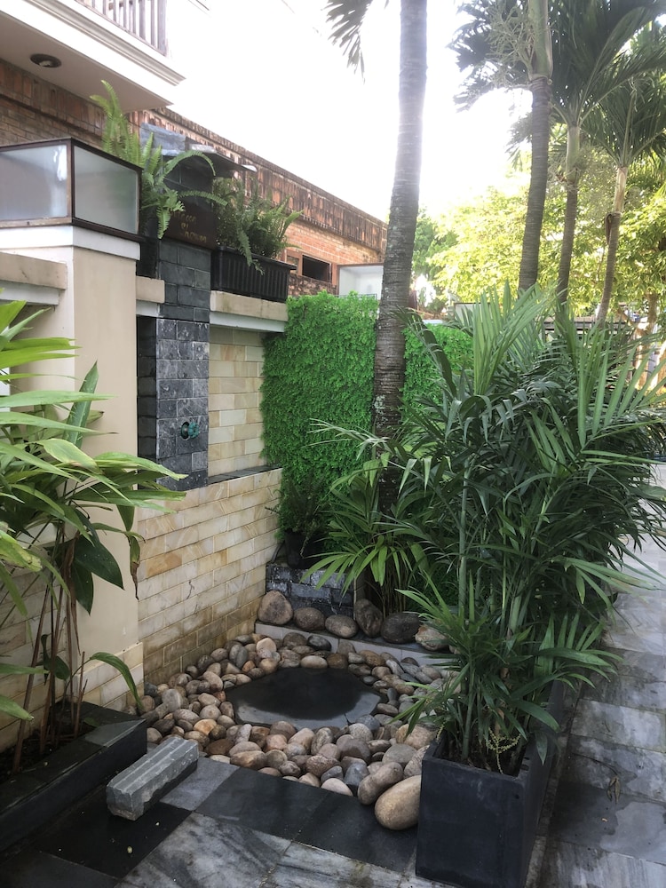 The Quin Riverside Villa 46/50
