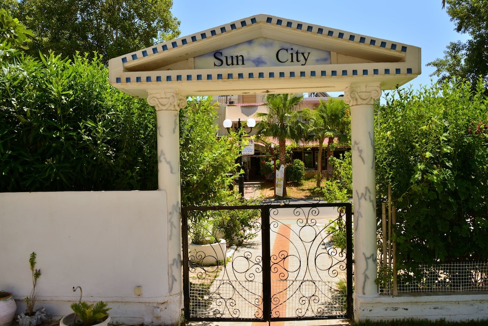 Sun City Apartments 7/50