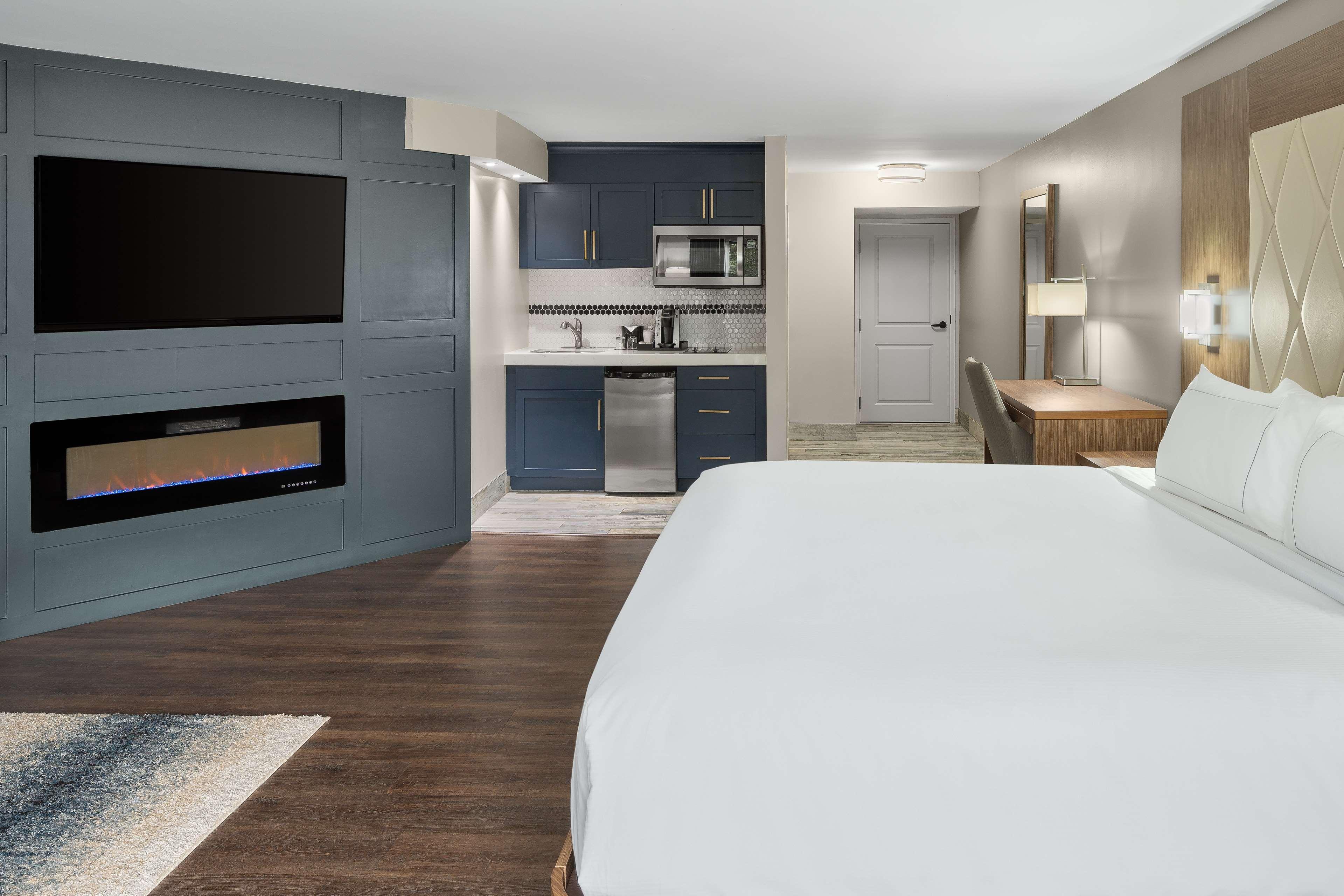 STUDIO, KING BED, BALCONY