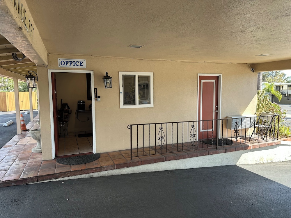 Town and Country Inn 4/50