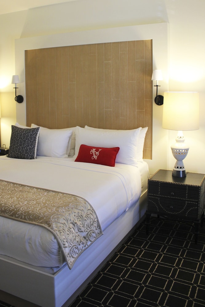 STANDARD, KING BED, BALCONY