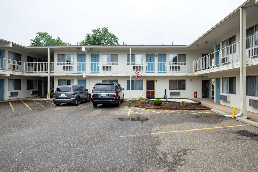 Days Inn by Wyndham New Philadelphia 33/36