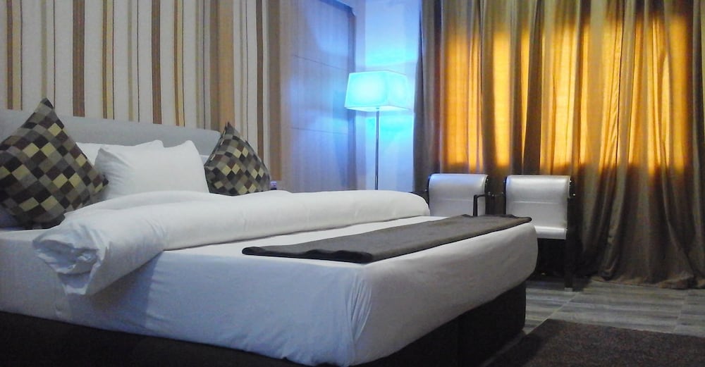 SUITE, QUEEN BED