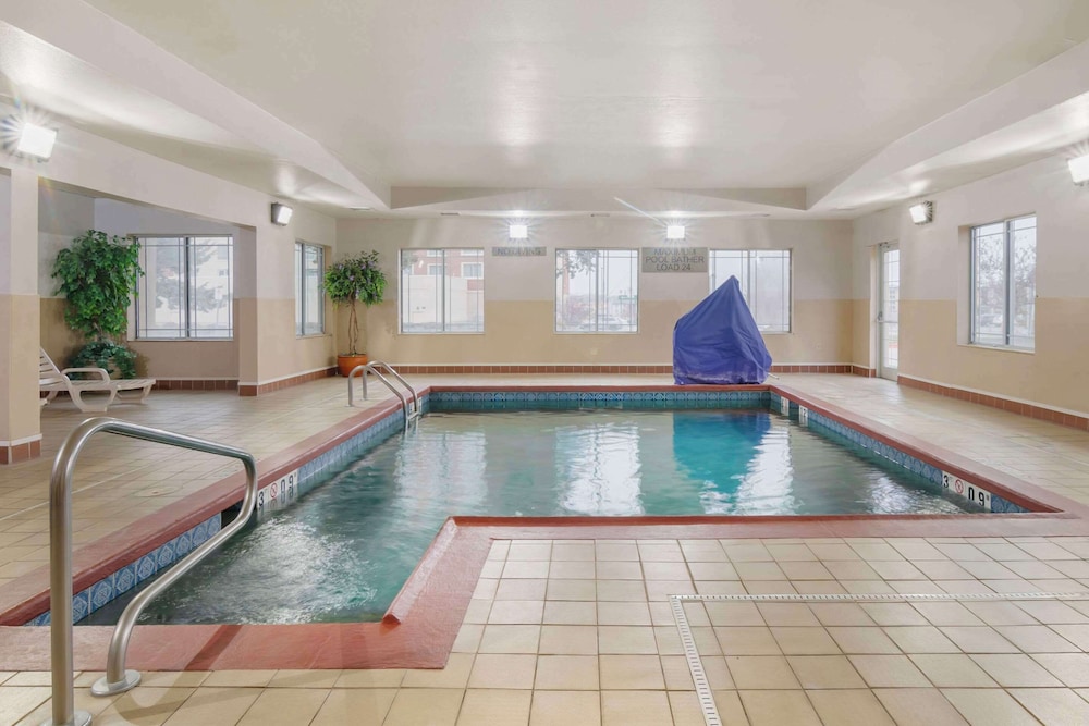 Country Inn & Suites by Radisson, Columbia, MO 16/40
