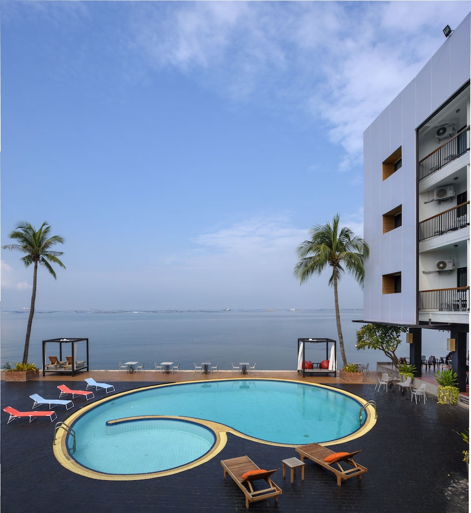 The Loft Seaside Sriracha Hotel 66/68