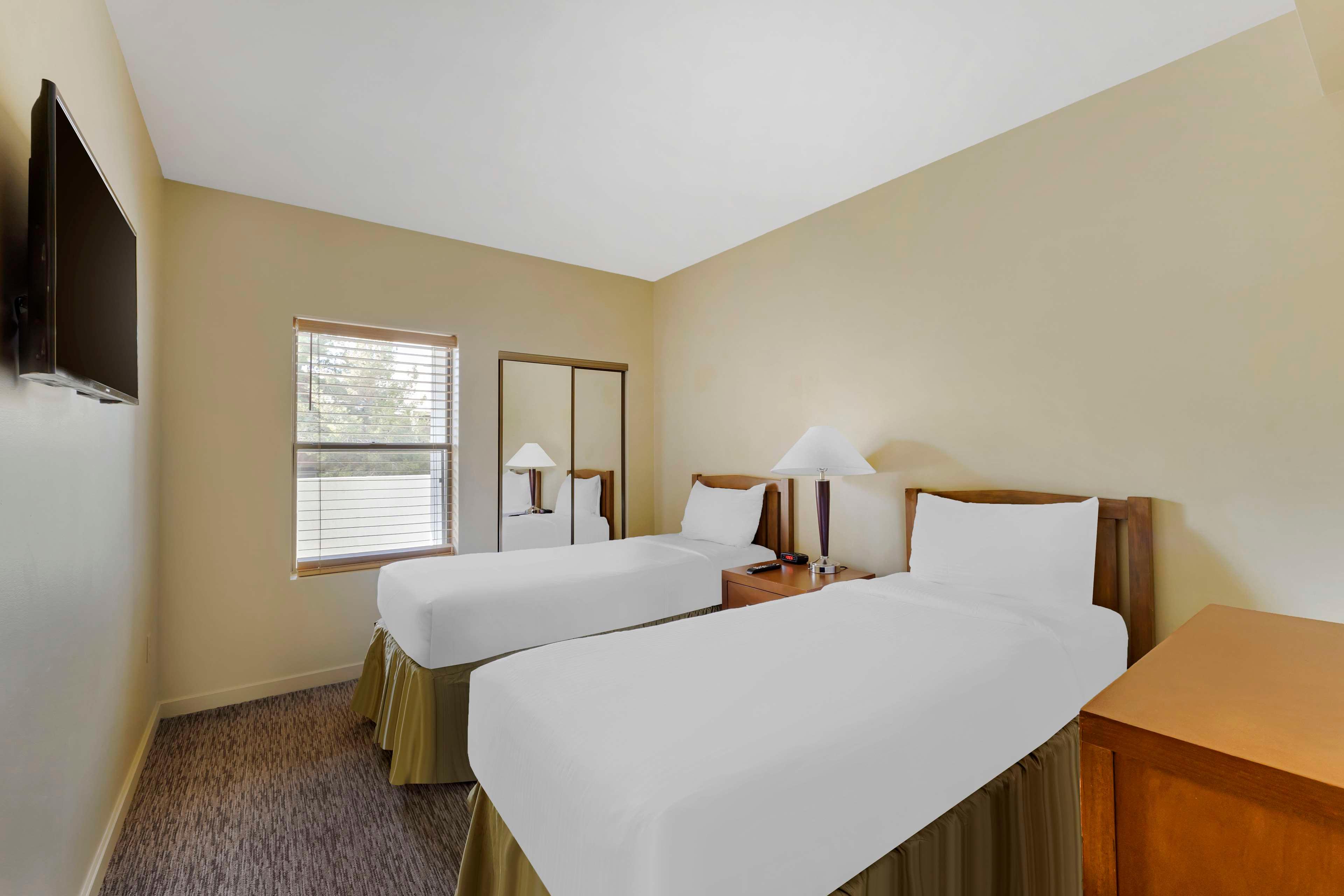 2 BEDROOMS, SUITE, KING AND QUEEN BED