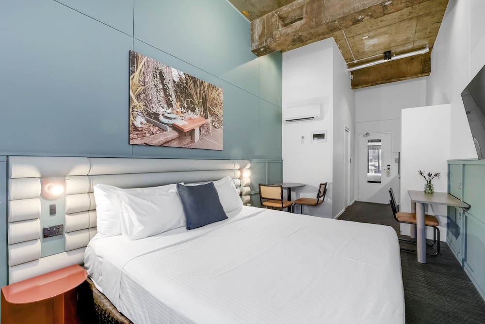 SUITE, KING BED, PET FRIENDLY
