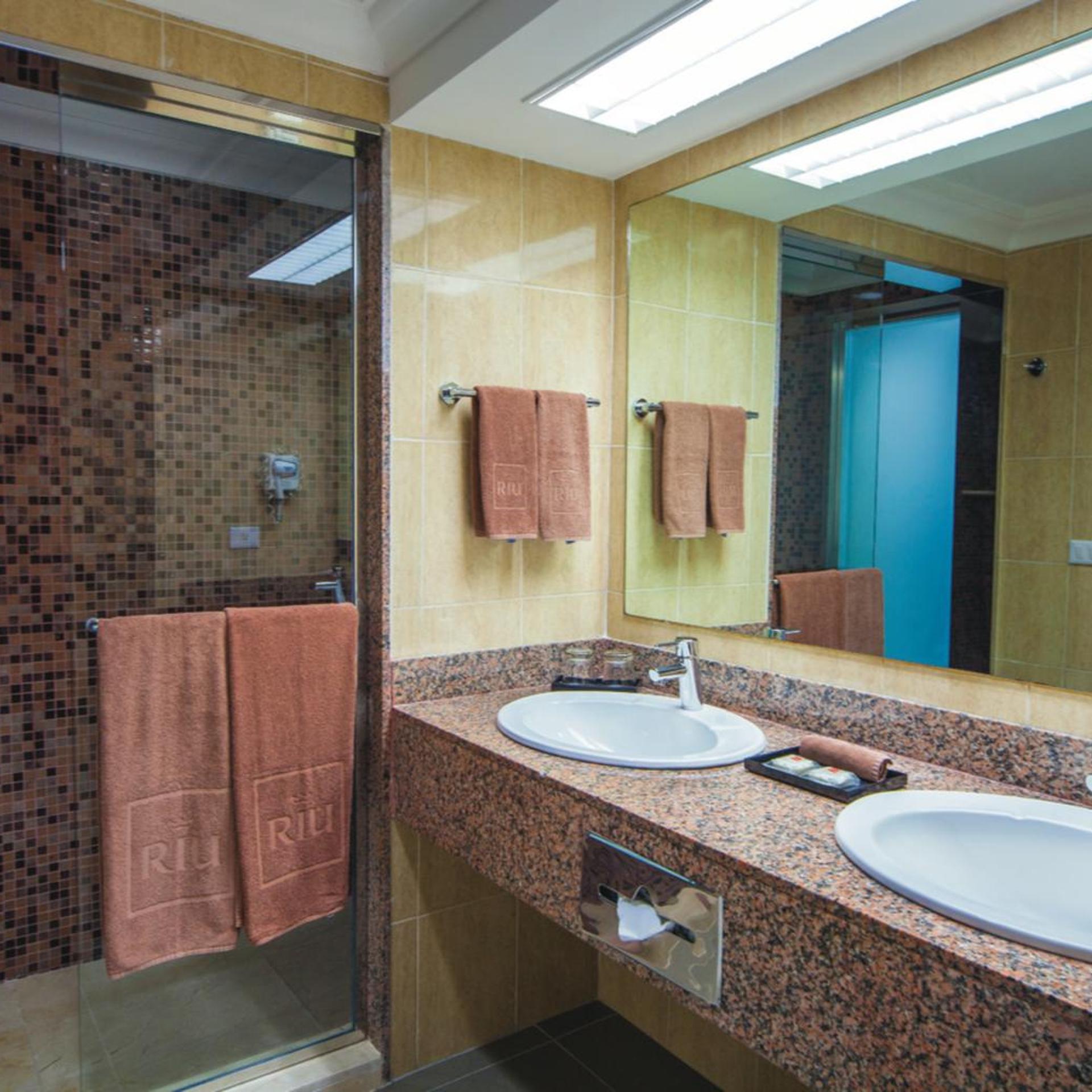 غرفة بسرير مزدوج بإطلالة على البحر بغرفتي نوم، Riu Cancun - Adults Only - All Inclusive 2/2