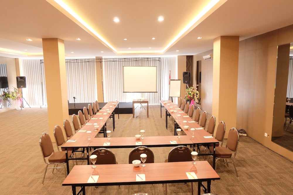 Viva Hotel Kediri by Azana 43/55