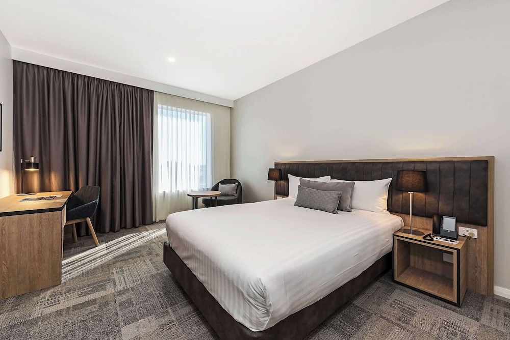 SUPERIOR, QUEEN BED