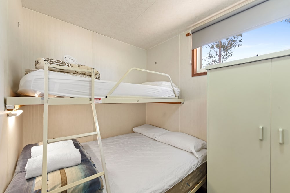 غرفة قياسية بسرير كوين وسرير بطابقين بـ3 غرف نوم، DISCOVERY PARKS - MOAMA WEST 2/4