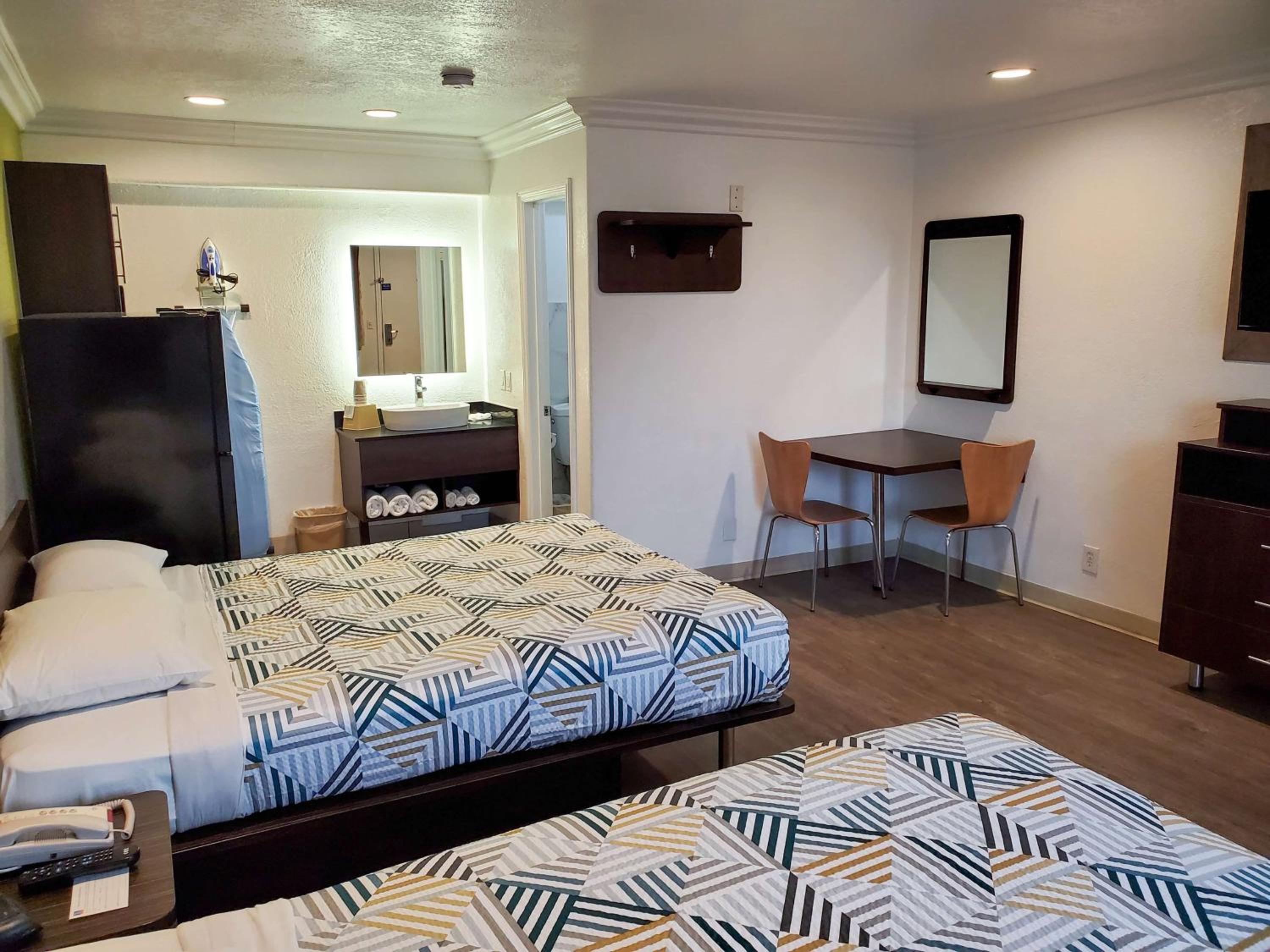 غرفة بسريرين كوين بمطبخ، Studio6 National City, CA - Naval Base San Diego 2/2