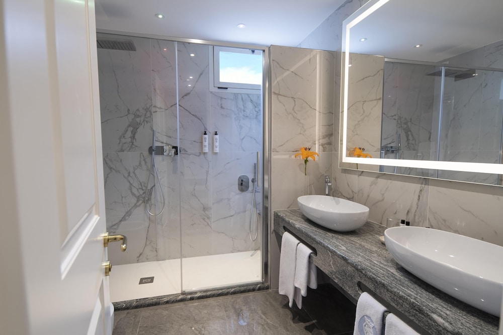 غرفة ثلاثية بسرير مزدوج بشرفة مع أريكة، Rivoli Boutique Hotel 8/10