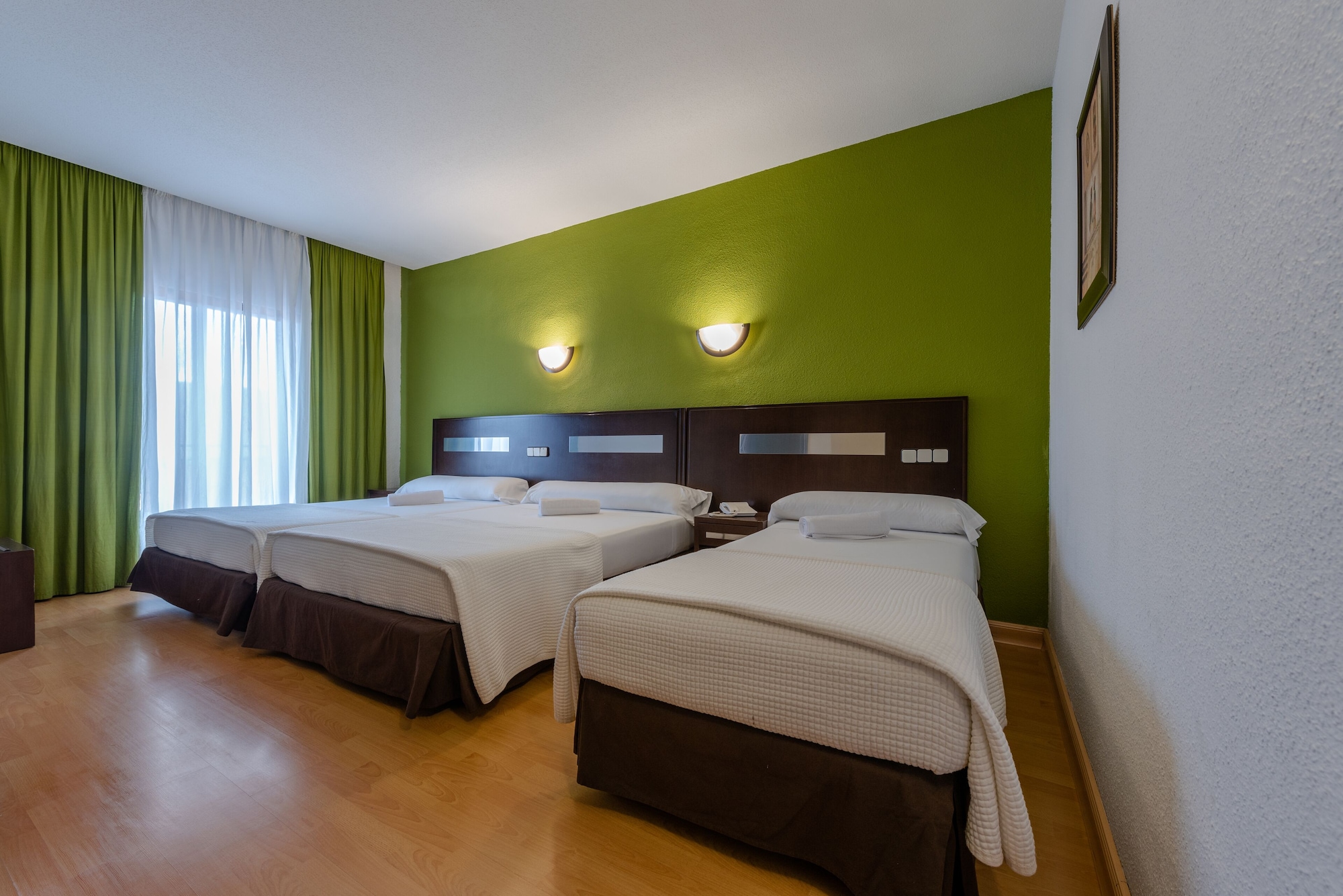ROOM, TRIPLE