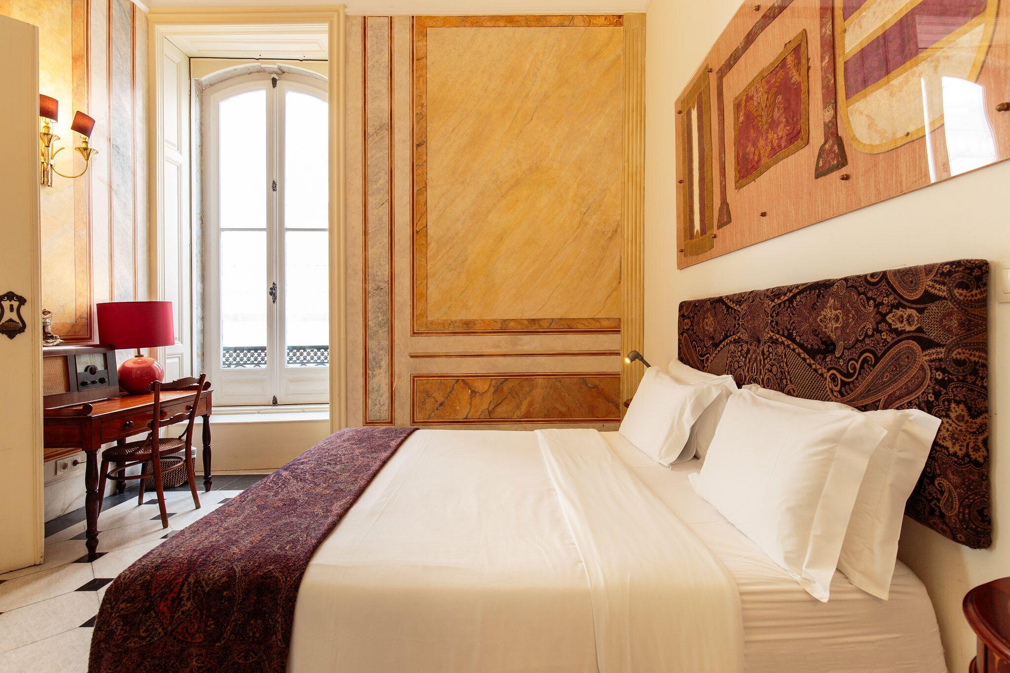 Deluxe, Studio, Suite