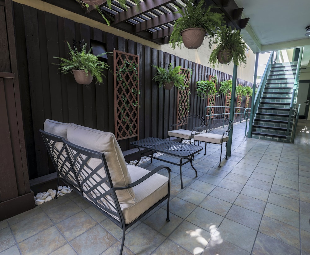 SUITES ON SOUTH BEACH 48/65