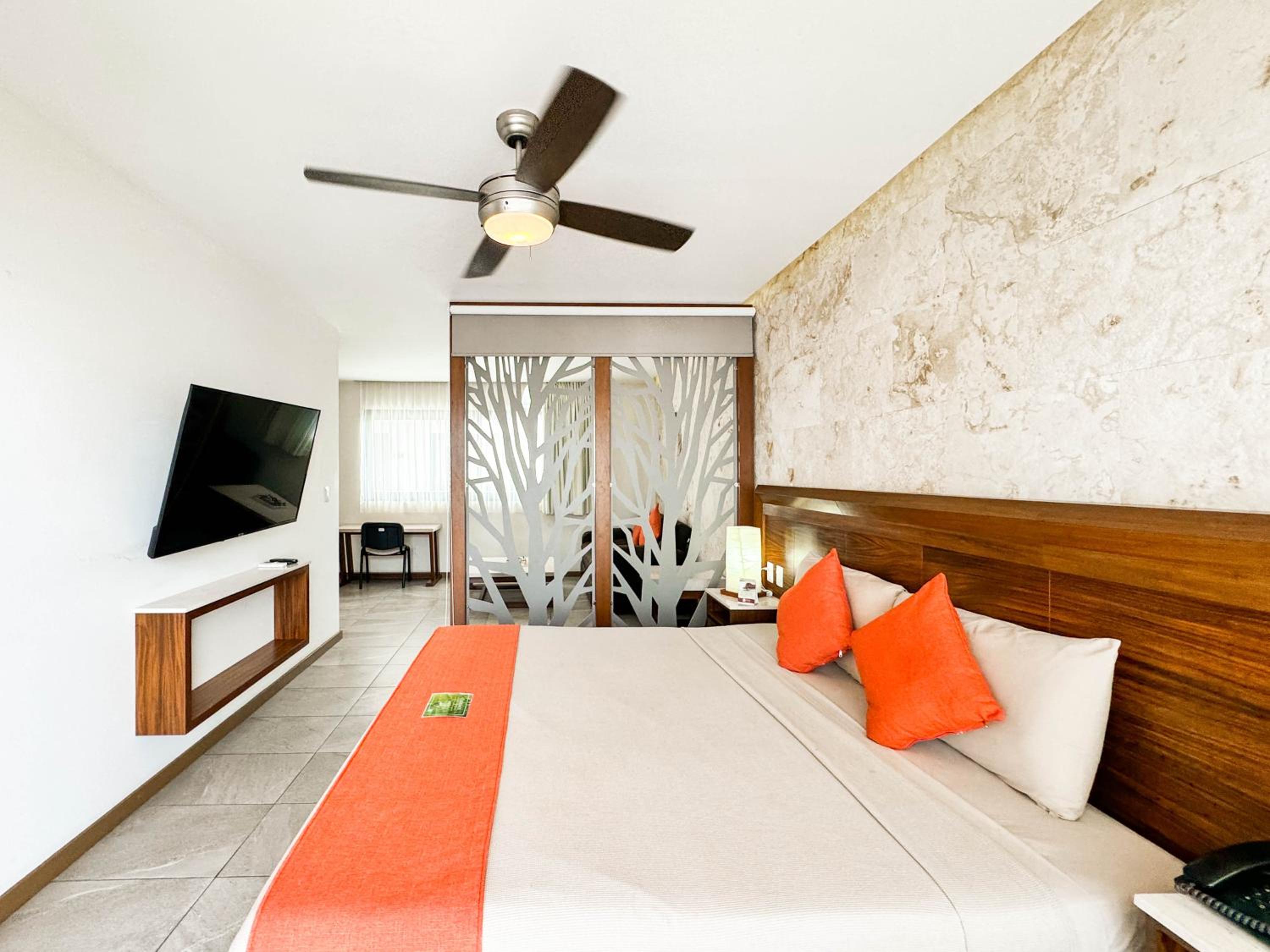غرفة ديلوكس بسرير كينج بشرفة، Grand Fifty Suites 5/10