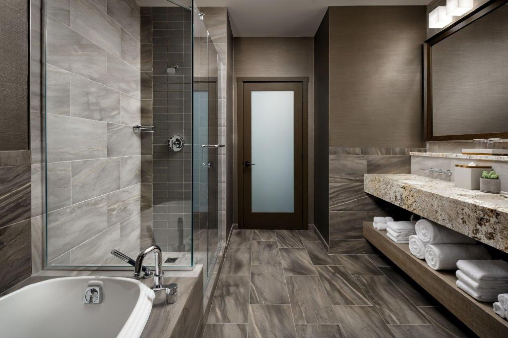 Rossland, Junior Suite, Studio, 2 Queen Beds, Inland View