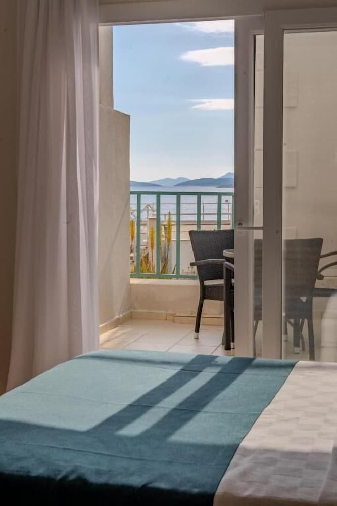 Mia Hill Suites 14/40
