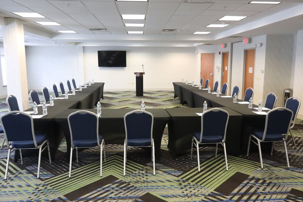 Holiday Inn Express & Suites Chicago North-Waukegan-Gurnee 40/50
