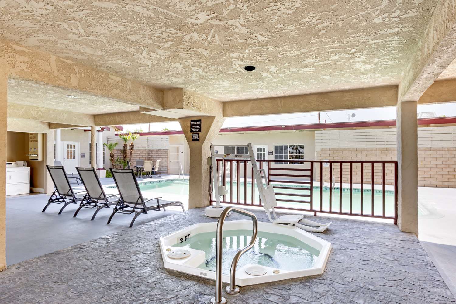 Best Western China Lake Inn 13/24