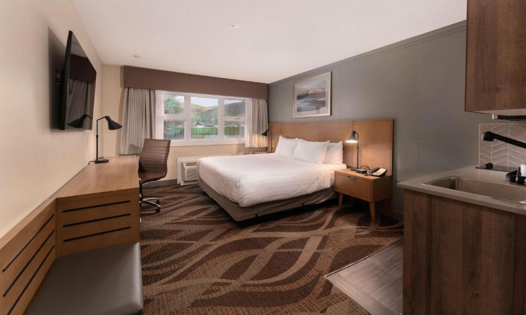 Standard, King Bed, Prestige Hudson Bay Lodge & Conference Centre, WorldHotels 3/5