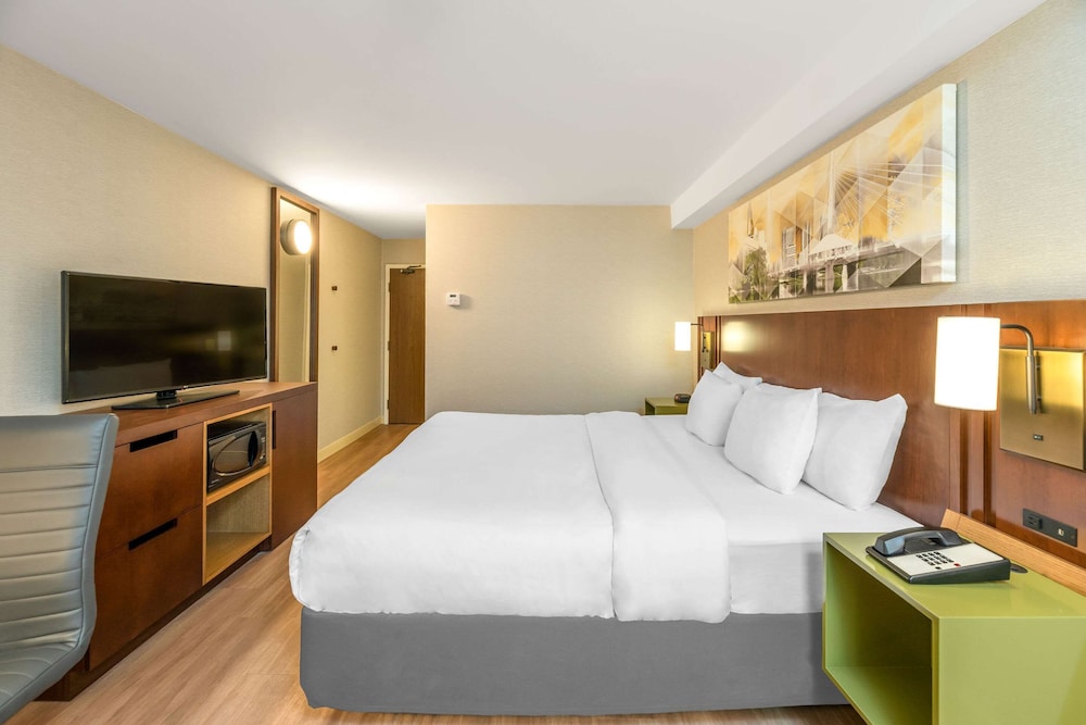 Room, King Bed, Sofa, Accessible, Comfort Inn South Shore 4/10