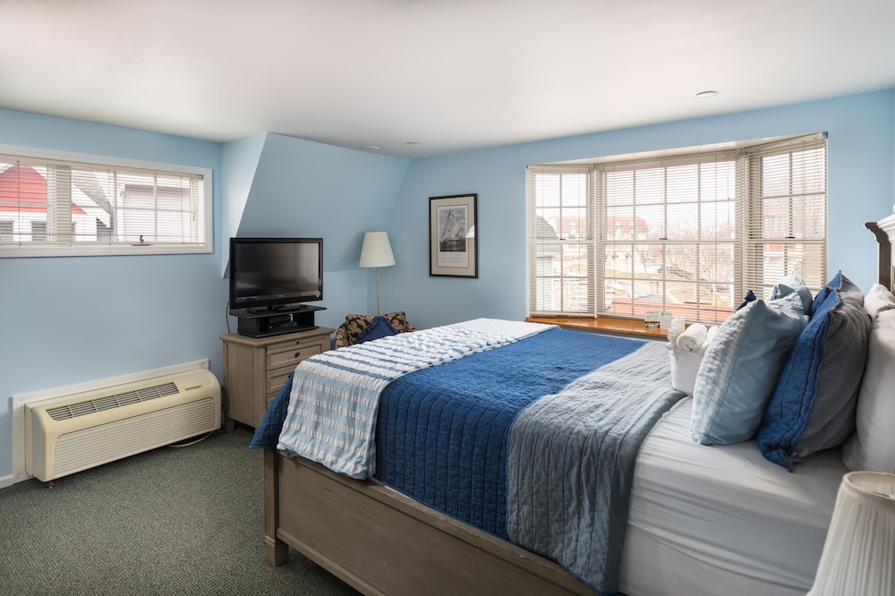 Downtown, Queen Bed