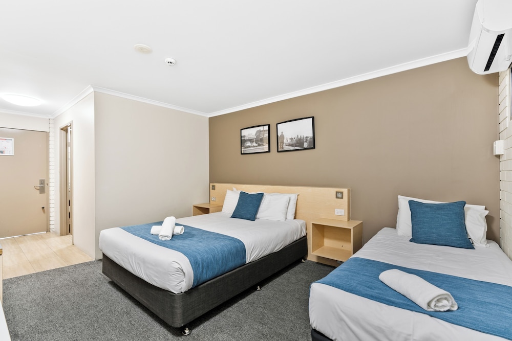 Morayfield Tavern Motel 6/28