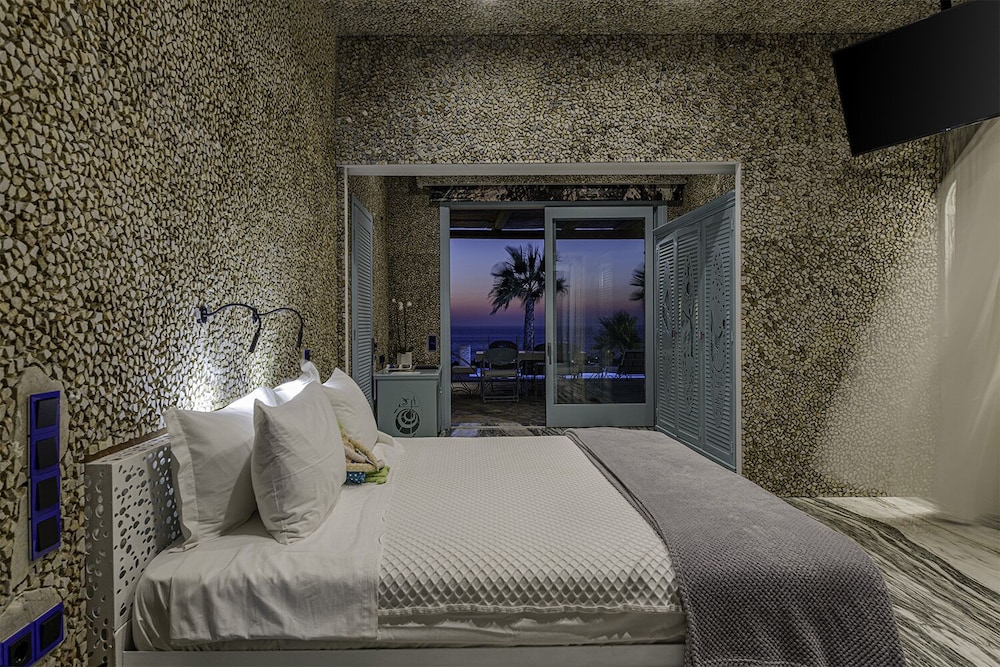 فيلا بريميوم بسريرين كينج بإطلالة على البحر بـ3 غرف نوم بمطبخ، Agalia Luxury Suites 2/3
