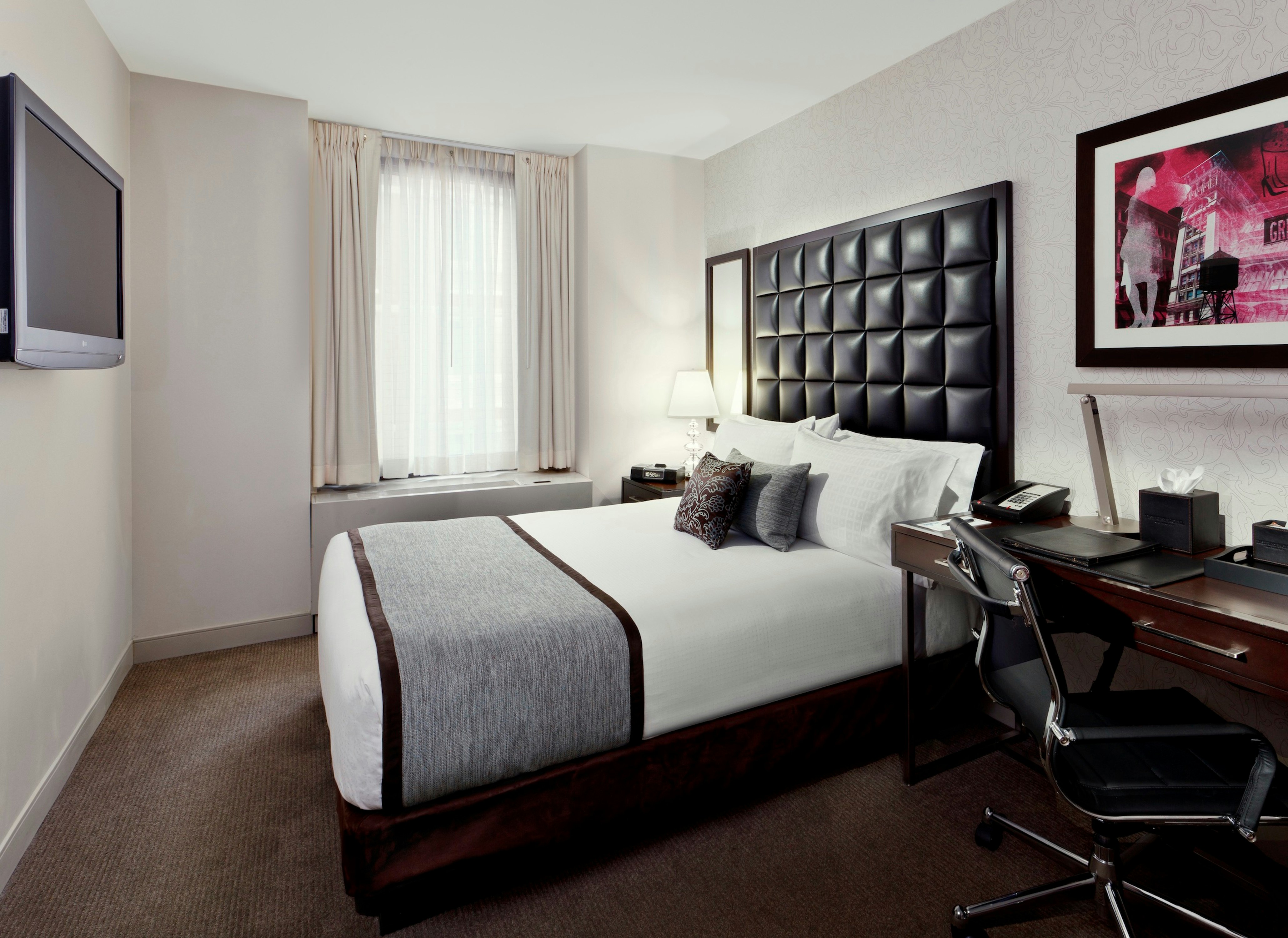 ROOM, QUEEN BED