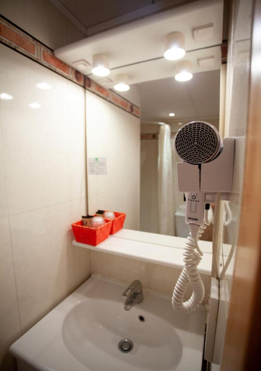 جناح جونيور، Hotel Oasis 4/4