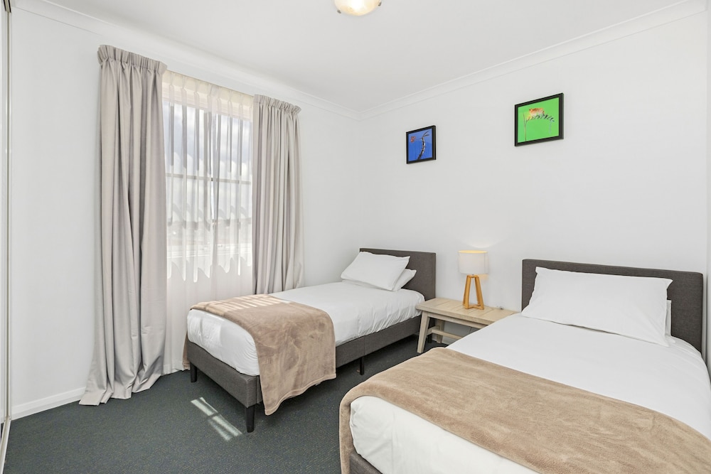 3 BEDROOMS, APARTMENT, POOL VIEW