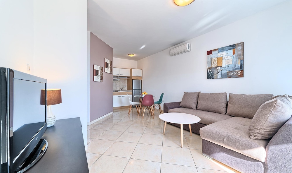Stipe Aparthotel 49/81