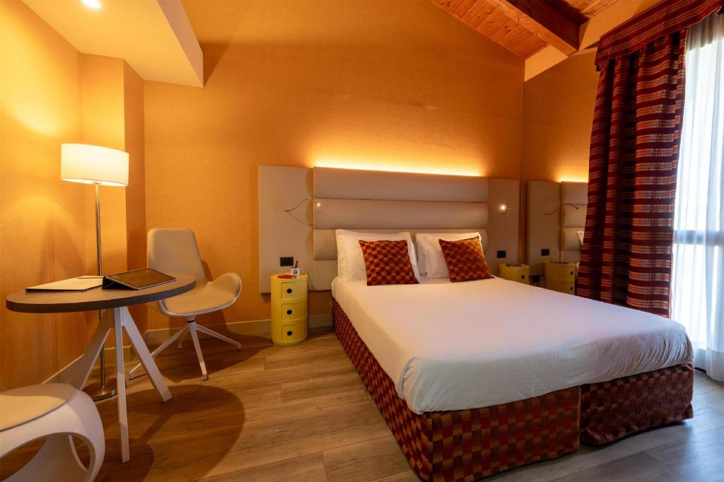 Super, Business, Queen Bed