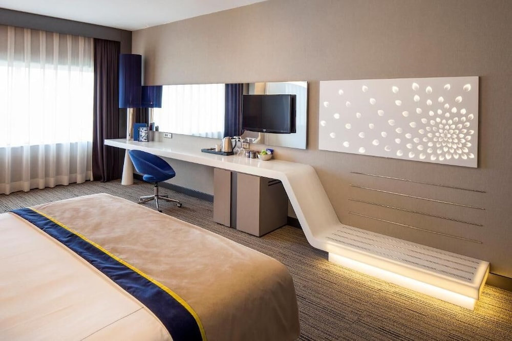 DELUXE, KING BED, SMOKING