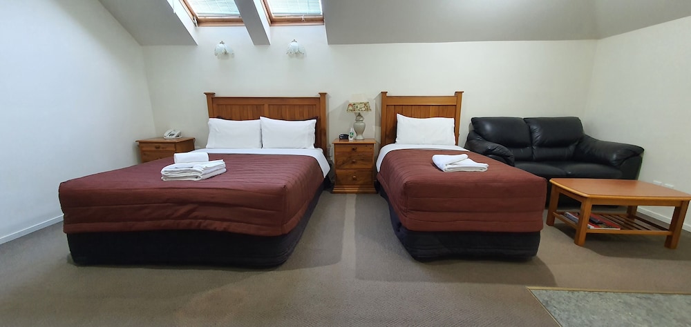 Rosewood Court Motel 21/48